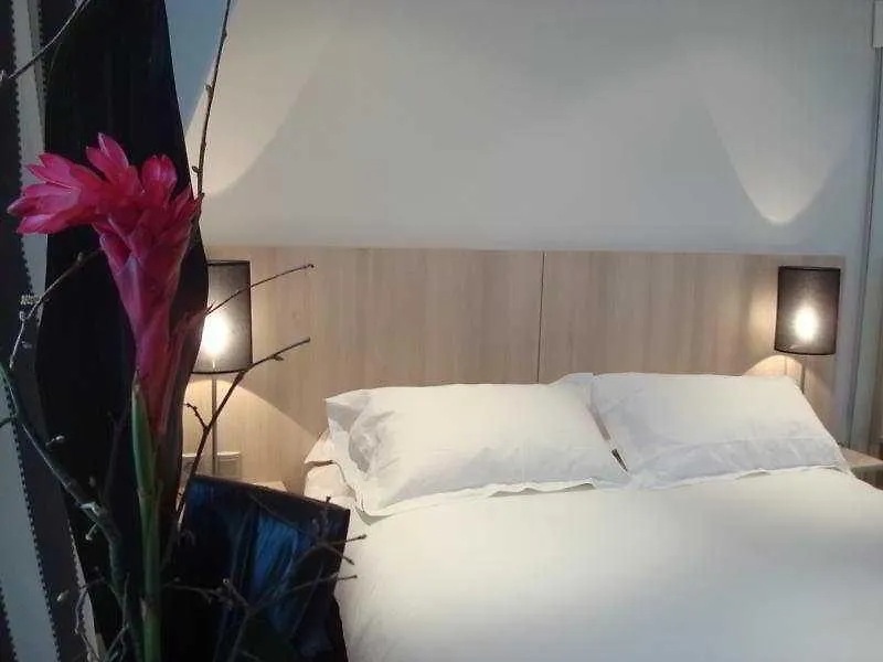 Villathena 2 Paris Hotel